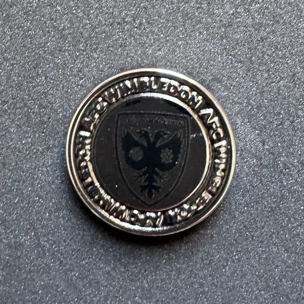 [AFCWim02] AFC Wimbledon (England) Official Round Crest Pin Badge 
