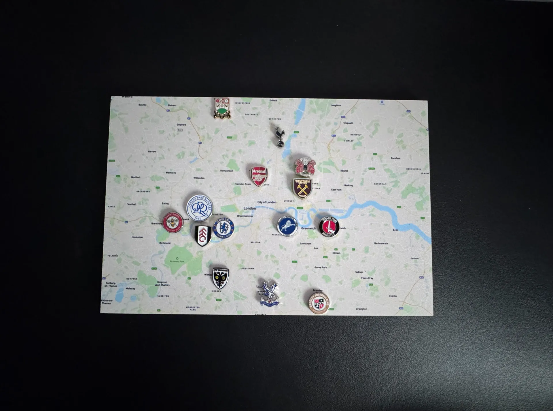 London Football Map – 30 x 20 cm including 14 Football Badges
