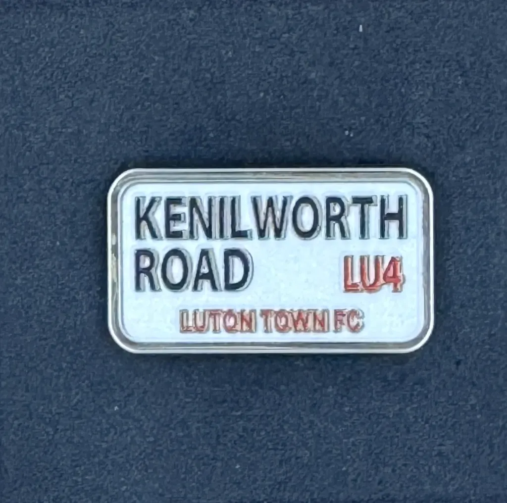 [LTFC04] Luton Town (England) Official Street Sign Pin Badge